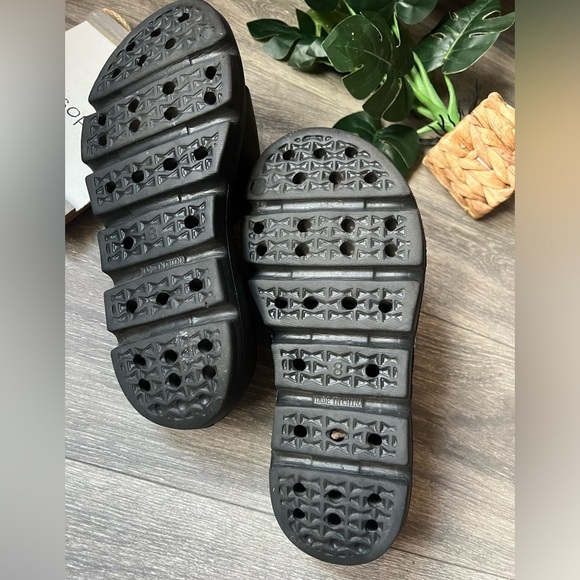 American exchange chunky platform slip on sandals in Black. Size 8. - Picture 6 of 7